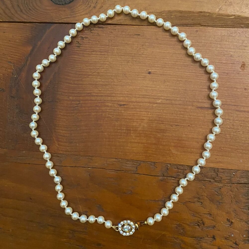 BEAUTIFUL VINTAGE 20" FAUX PEARL NECKLACE WITH RHINESTONE CLASP